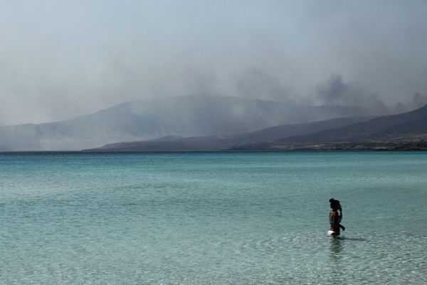 La isla griega de Eubea, devorada por las llamas  - Sputnik Mundo