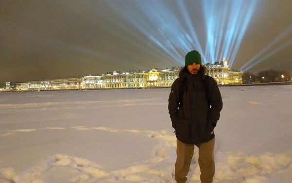 Pablo Badillo, de fondo museo Hermitage Pablo Badillo, de fondo museo Hermitage - Sputnik Mundo