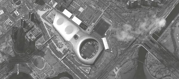 Imagen satelital muestra más de 500 vehículos militares chinos en un estadio de fútbol cerca de la frontera con Hong Kong - Sputnik Mundo