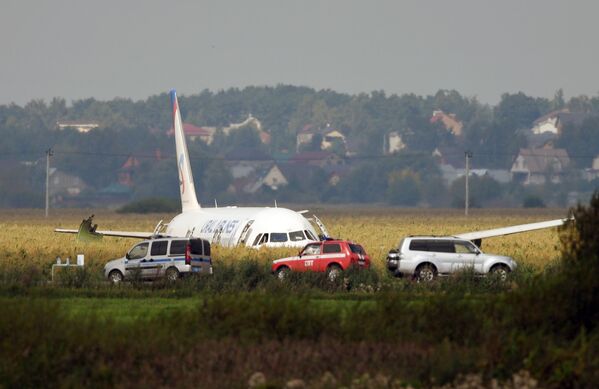 Heroicos pilotos realizan un aterrizaje de emergencia con un avión de pasajeros cerca de Moscú
 - Sputnik Mundo