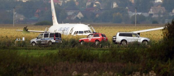 Heroicos pilotos realizan un aterrizaje de emergencia con un avión de pasajeros cerca de Moscú - Sputnik Mundo