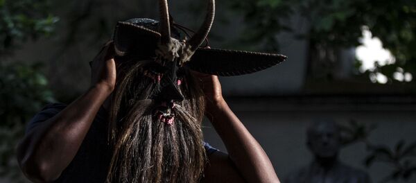  Hugo Arellanes, maestro mascarero, muestra una de las piezas que fabricó para la danza de los 'Diablos de Cuajuinicuilapa' en la costa chica del Estado de Guerrero - Sputnik Mundo