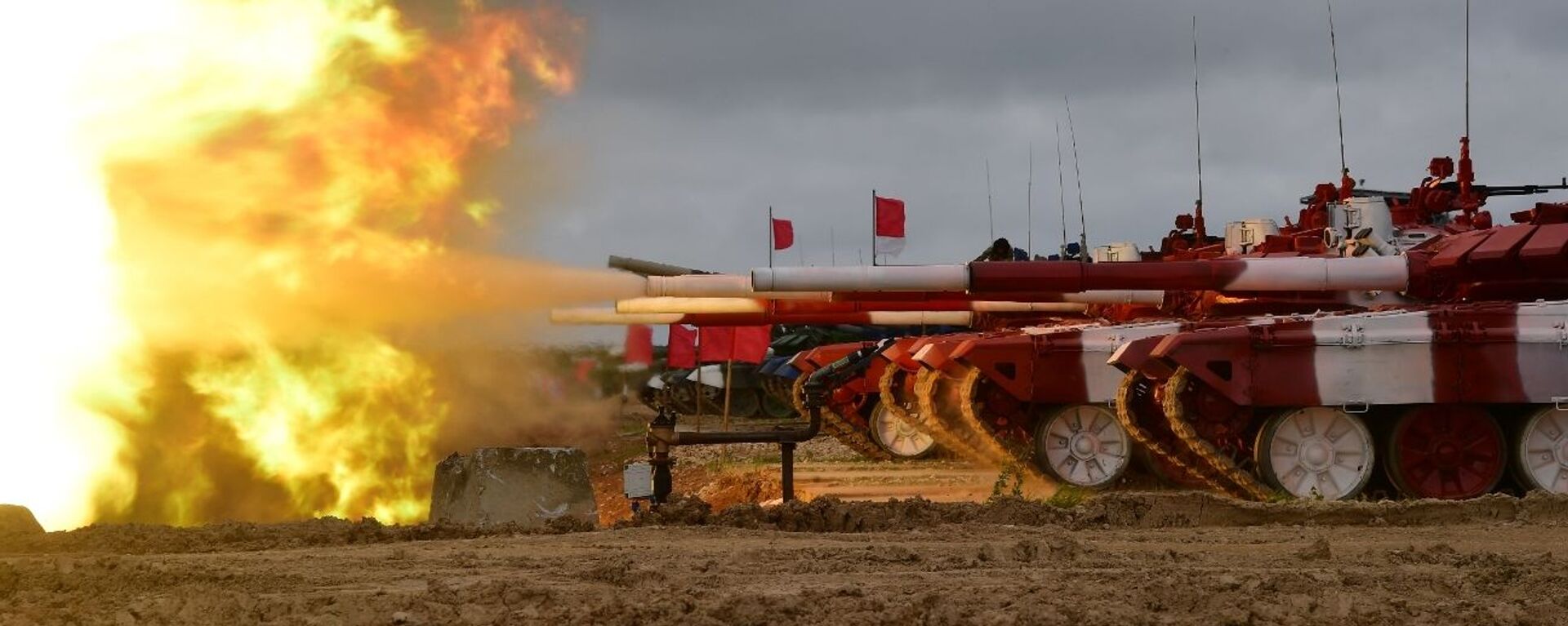 Tanques del equipo ruso durante los entrenamientos para el biatlón de tanques - Sputnik Mundo, 1920, 08.08.2019