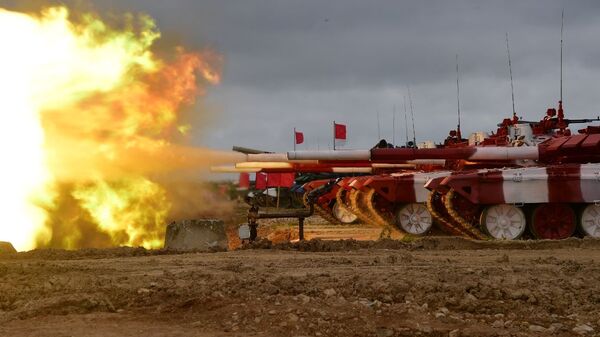 Tanques del equipo ruso durante los entrenamientos para el biatlón de tanques - Sputnik Mundo