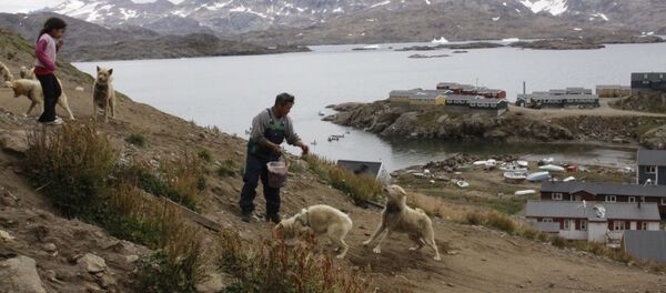 Habitantes de Groenlandia en las costas de la isla - Sputnik Mundo