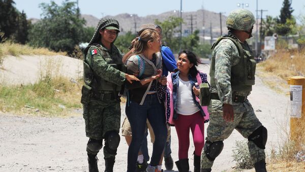 Los miembros de la Guardia Nacional Mexicána detienen a los migrantes centroamericanos - Sputnik Mundo
