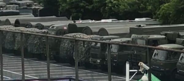 China concentra cientos de vehículos militares cerca de Hong Kong China concentra cientos de vehículos militares cerca de Hong Kong - Sputnik Mundo