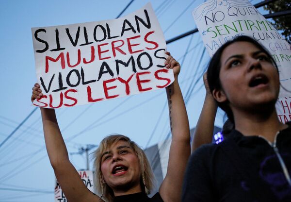 Si violan mujeres violamos sus leyes: la marcha feminista en México acaba en destrozos - Sputnik Mundo