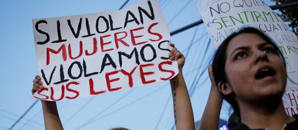Si violan mujeres violamos sus leyes: la marcha feminista en México acaba en destrozos - Sputnik Mundo