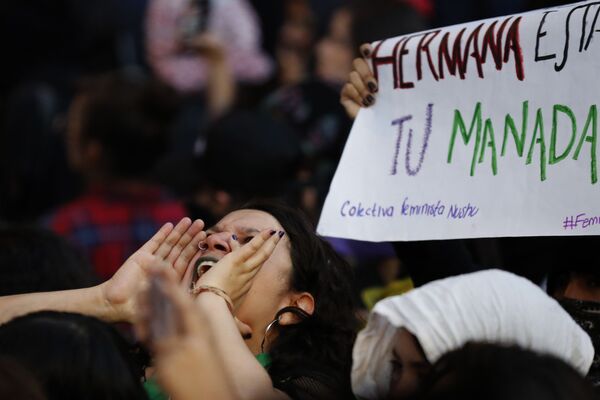 Si violan mujeres violamos sus leyes: la marcha feminista en México acaba en destrozos - Sputnik Mundo