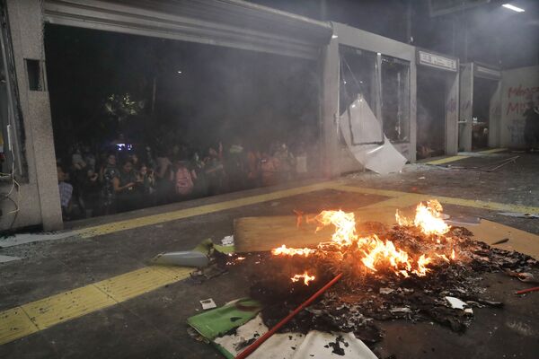 Si violan mujeres violamos sus leyes: la marcha feminista en México acaba en destrozos - Sputnik Mundo