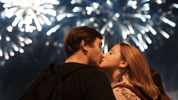 Una pareja durante el Festival Internacional de Fuegos Artificiales Rostec 2018 (archivo) - Sputnik Mundo