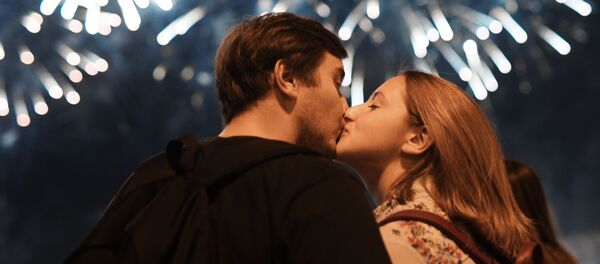 Una pareja durante el Festival Internacional de Fuegos Artificiales Rostec 2018 (archivo) - Sputnik Mundo