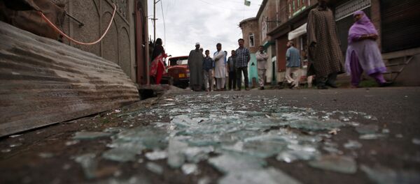 Cristales rotos en una calle en Cachemira - Sputnik Mundo