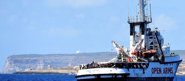 Barco de rescate Open Arms cerca de la isla italiana de Lampedusa Barco de rescate Open Arms cerca de la isla italiana de Lampedusa - Sputnik Mundo
