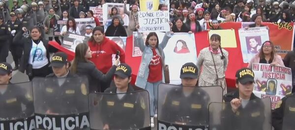 Mujeres marchan por el fin del feminicidio en Perú - Sputnik Mundo
