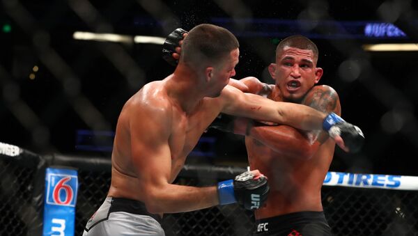 Anthony Pettis lanza un puñetazo en la segunda ronda contra Nate Diaz  - Sputnik Mundo