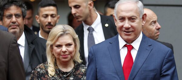 Benjamín Netanyahu,primer ministro de Israel, al lado de su esposa, Sara - Sputnik Mundo