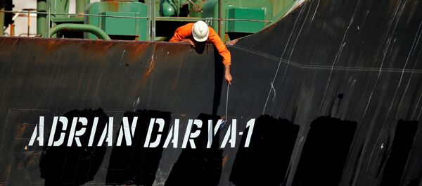 Un miembro del equipo del petrolero iraní Adrian Darya 1 (Grace 1) - Sputnik Mundo