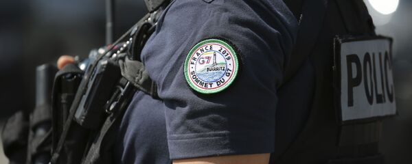 Una policía con el logo de la cumbre del G7 en Biarritz, Francia - Sputnik Mundo