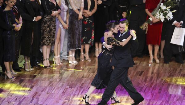 Los bailarines Maxim Guerásimov, de Rusia, y Agustina Piaggio, de Argentina, durante el mundial de Tango 2019, en Buenos Aires, el 20 de agosto de 2019 Los bailarines Maxim Guerásimov, de Rusia, y Agustina Piaggio, de Argentina, durante el mundial de Tango 2019, en Buenos Aires, el 20 de agosto de 2019 - Sputnik Mundo
