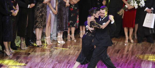 Los bailarines Maxim Guerásimov, de Rusia, y Agustina Piaggio, de Argentina, durante el mundial de Tango 2019, en Buenos Aires, el 20 de agosto de 2019 - Sputnik Mundo