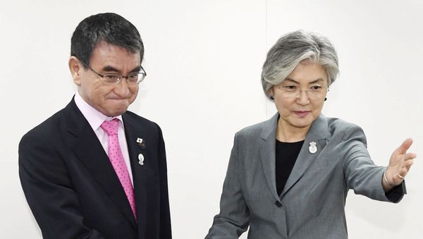 La ministra de exteriores surcoreana, Kang Kyung-wha, y su homólogo japonés, Taro Kono La ministra de exteriores surcoreana, Kang Kyung-wha, y su homólogo japonés, Taro Kono - Sputnik Mundo