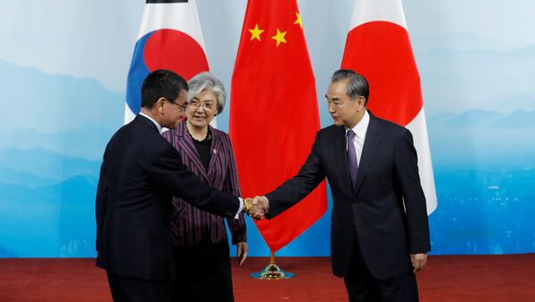 El ministro de Exteriores nipón, Taro Kono, con sus homólogos surcoreana, Kang Kyung-hwa, y chino, Wang Yi  - Sputnik Mundo