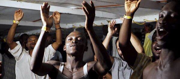 Migrantes a bordo del barco Open Arms Migrantes a bordo del barco Open Arms - Sputnik Mundo