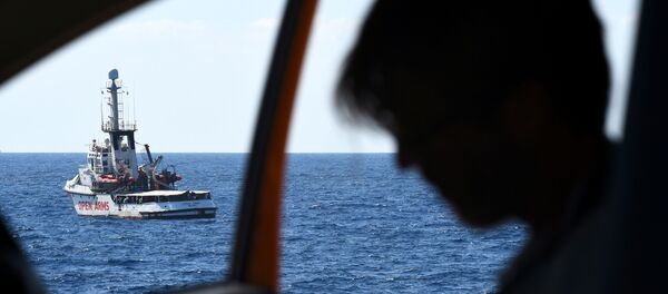 El barco de rescate de la ONG española Open Arms - Sputnik Mundo