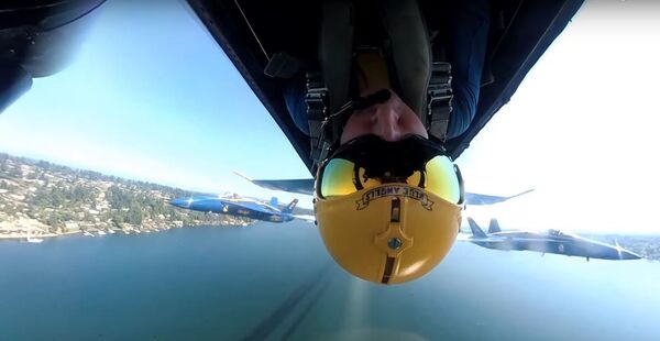 El mundo visto desde un Ángel Azul: entra en la cabina de un experimentado piloto  - Sputnik Mundo