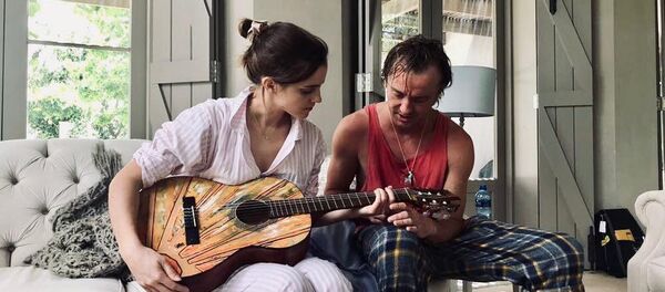 Tom Felton y Emma Watson tocan la guitarra - Sputnik Mundo