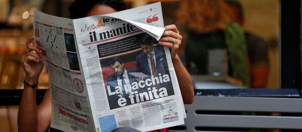 Una mujer lee un periódico con noticias sobre la crisis del Gobierno y la dimisión del primer ministro Giuseppe Conte - Sputnik Mundo