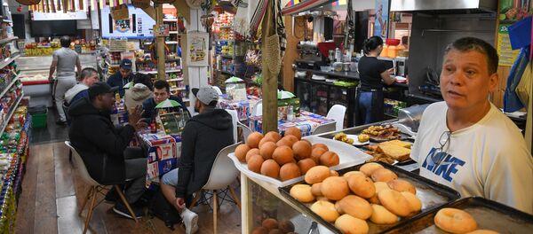 Una panadería latina en el distrito Seven Sisters, Londres - Sputnik Mundo