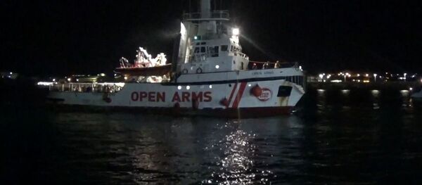 Así reaccionan los inmigrantes del Open Arms al ansiado permiso de desembarco - Sputnik Mundo