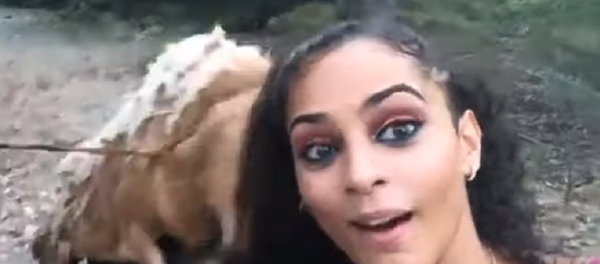 Selección natural: una joven intenta hacerse una selfi con una cabra y esto es lo que pasa - Sputnik Mundo