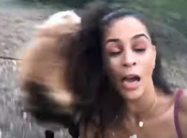 Selección natural: una joven intenta hacerse una selfi con una cabra y esto es lo que pasa - Sputnik Mundo