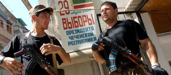 Soldados chechenos prorrusos en Grozni cerca de un colegio electoral, 2004 - Sputnik Mundo