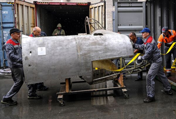 Выгрузка разобранного бомбардировщика времен Второй мировой войны Ту-2 - Sputnik Mundo