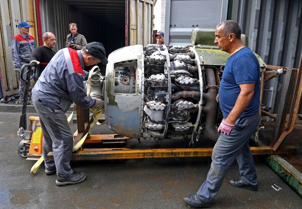 Выгрузка разобранного бомбардировщика времен Второй мировой войны Ту-2 - Sputnik Mundo