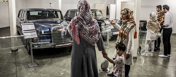 Посетители Музея королевских автомобилей на территории бывшей резиденции шаха во дворце Saadabad в Иране Посетители Музея королевских автомобилей на территории бывшей резиденции шаха во дворце Saadabad в Иране - Sputnik Mundo