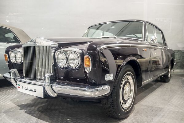 Автомобиль Rolls Royce Silver Shadow последнего иранского шаха Мохаммеда Резы Пехлеви в Музее королевских автомобилей на территории бывшей резиденции шаха во дворце Saadabad в Иране - Sputnik Mundo
