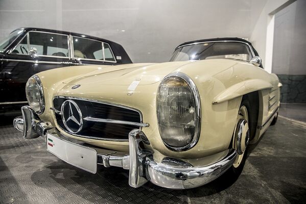 Эксклюзивный Mercedes-Benz SSL Фарах Пехлеви, супруги последнего иранского шаха Мохаммеда Резы Пехлеви в Музее королевских автомобилей на территории бывшей резиденции шаха во дворце Saadabad в Иране - Sputnik Mundo