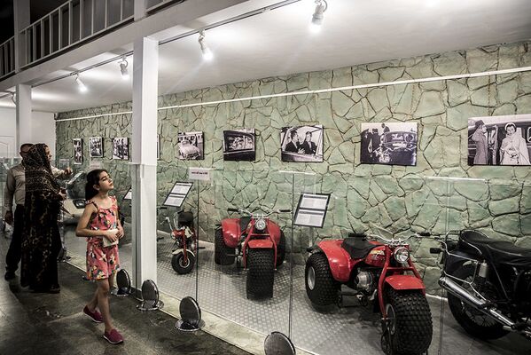 Посетители Музея королевских автомобилей на территории бывшей резиденции шаха во дворце Saadabad в Иране - Sputnik Mundo