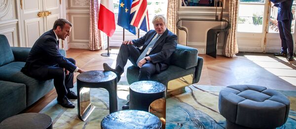 Emmanuel Macron, presidente de Francia, y Boris Johnson, primer ministro británico, durante su visita a París el 22 de agosto de 2019 - Sputnik Mundo