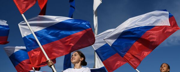 Jóvenes con las banderas de Rusia - Sputnik Mundo