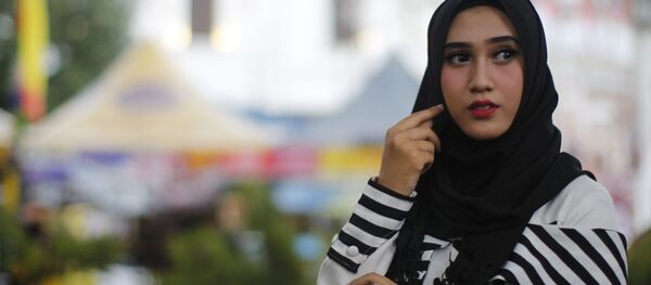 Una chica musulmana con hiyab - Sputnik Mundo
