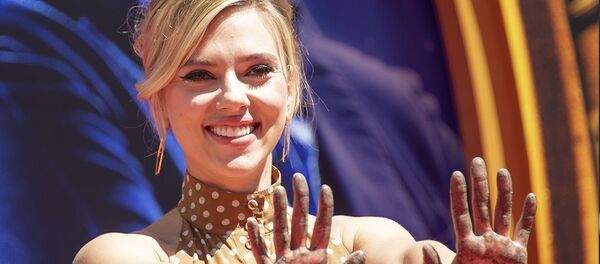 Scarlett Johansson, actriz estadounidense, tras colocar sus huellas frente al Chinese Theatre en Holywood (EEUU), el 23 de abril de 2019 - Sputnik Mundo