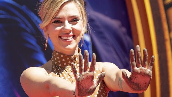 Scarlett Johansson, actriz estadounidense, tras colocar sus huellas frente al Chinese Theatre en Holywood (EEUU), el 23 de abril de 2019 - Sputnik Mundo