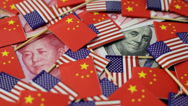 Las banderas de China y EEUU junto al yuan y dólar Las banderas de China y EEUU junto al yuan y dólar - Sputnik Mundo